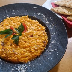 Crveni rižoto sa mocarelom i govedjom prsutom